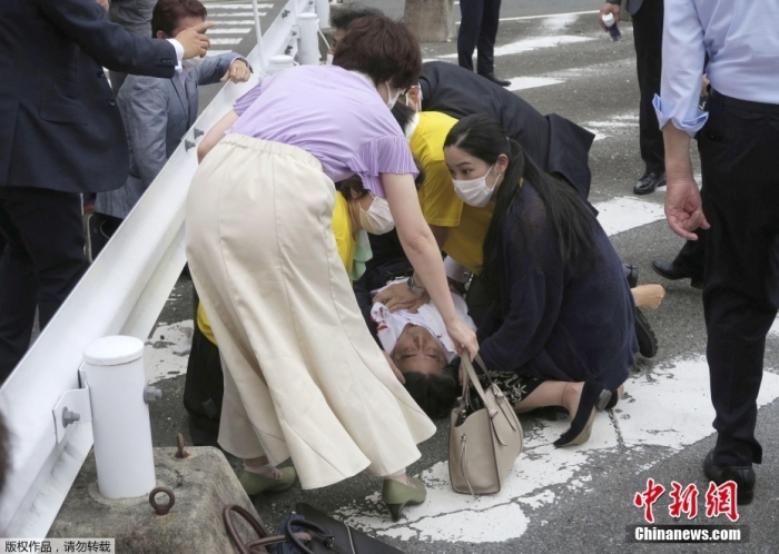 图为日本前首相安倍晋三在奈良的竞选活动中被枪击后躺在地上。