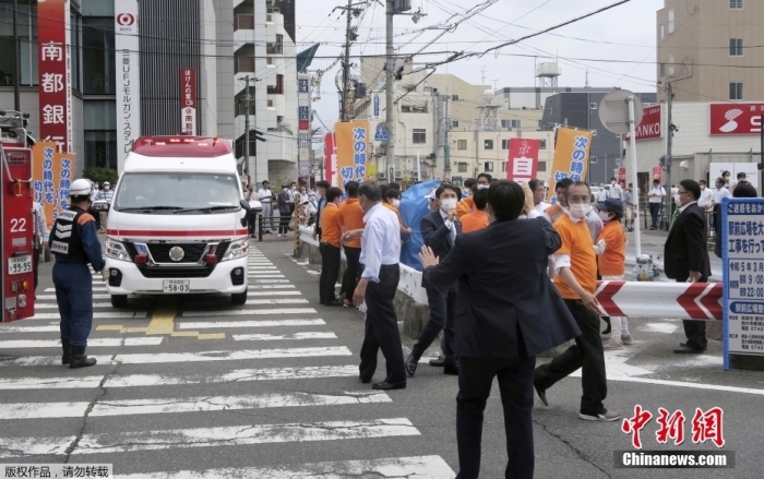 图为日本前首相安倍晋三被枪击后救护车抵达现场。