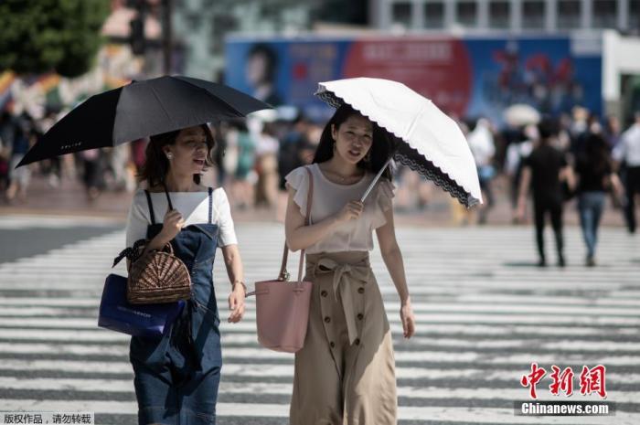 资料图：日本高温天气下的东京街头。