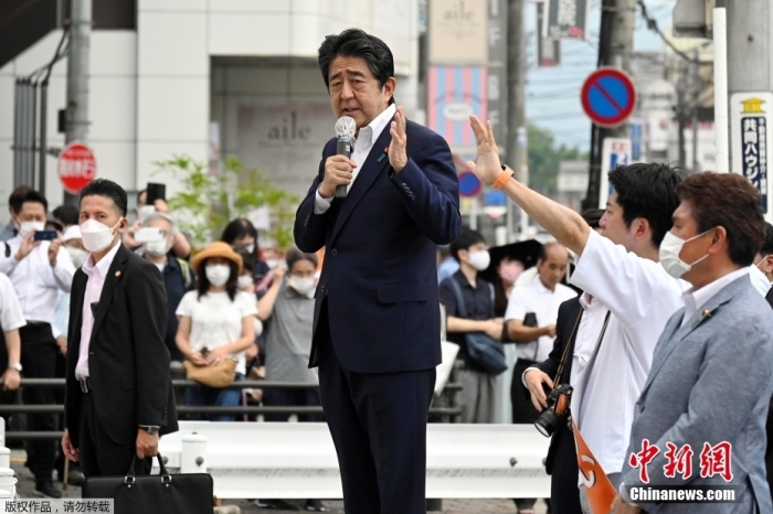 当地时间7月8日，日本前首相安倍晋三在奈良市进行演讲时遭到枪击。图为安倍晋三在遭遇枪击前，正在进行街头演讲。图片来源：视觉中国