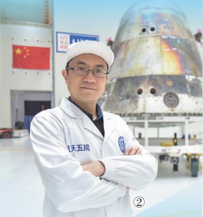 黄震与新一代载人飞船试验船返回舱。受访者供图
