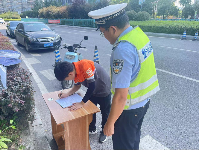 摩托车非法加装遮阳伞 民警：别拿安全换方便