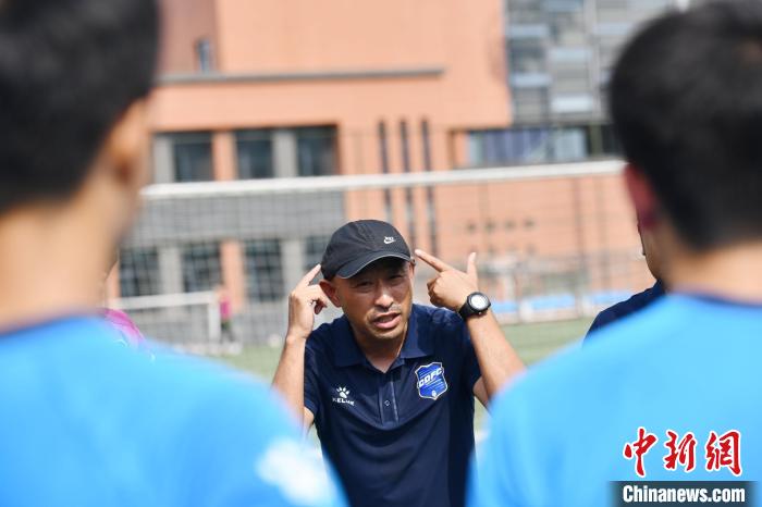 日本教练在成都足协温江培训基地执教。　张浪 摄