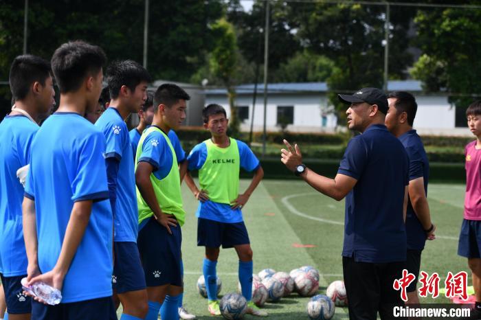 日本教练在成都足协温江培训基地执教。　张浪 摄