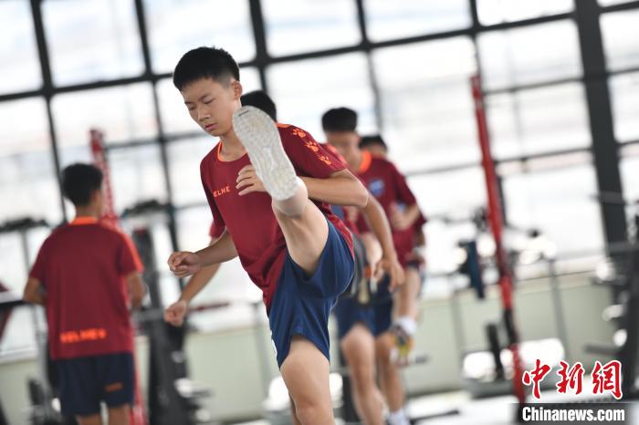 球员在成都足协温江培训基地健身房训练。　张浪 摄