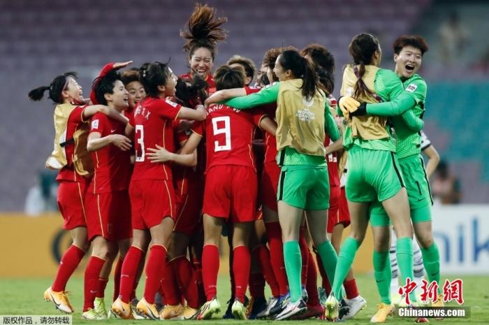 中国女足队员庆祝亚洲杯夺冠。