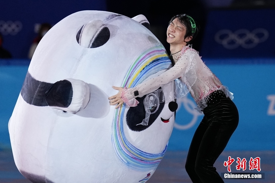 2月20日，北京2022年冬奥会花样滑冰表演滑在首都体育馆举行。图为日本队选手羽生结弦拥抱“冰墩墩”。<a target=
