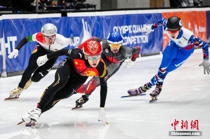 2021年11月27日，荷兰多德雷赫特，21/22短道速滑世界杯上，武大靖在比赛中。图片来源：视觉中国