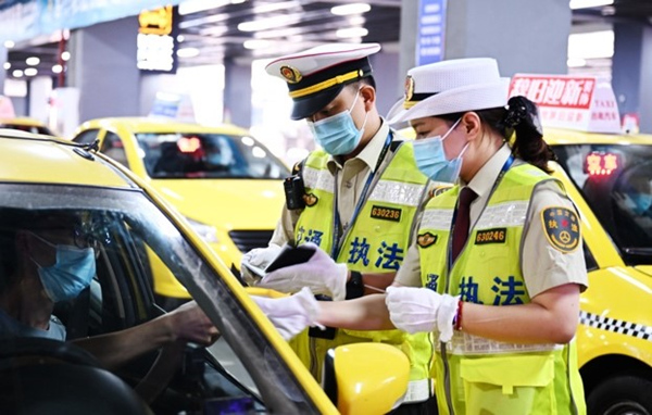 交通行政执法人员开展现场执法检查。重庆市交通运输综合行政执法总队供图