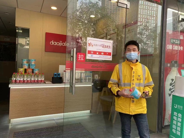 这些门店免费为外卖员、快递员提供休息场地。受访者供图