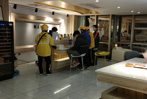 外卖员、快递员在爱心酒店办理入住。蒋女士供图