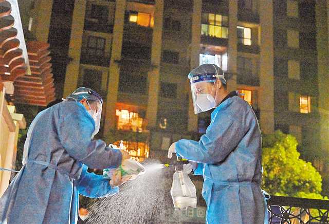 党旗在抗疫一线高高飘扬