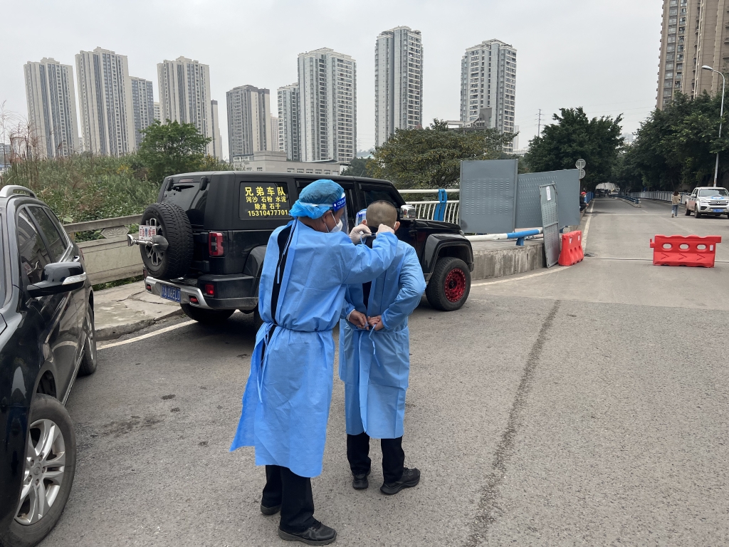 0民警为女孩一家做好防疫措施。重庆九龙坡警方供图