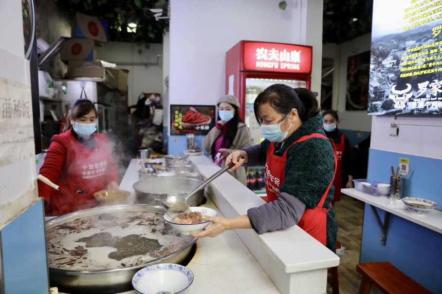 重庆渝北区仙桃街道的餐饮店恢复营业。胡瑾摄