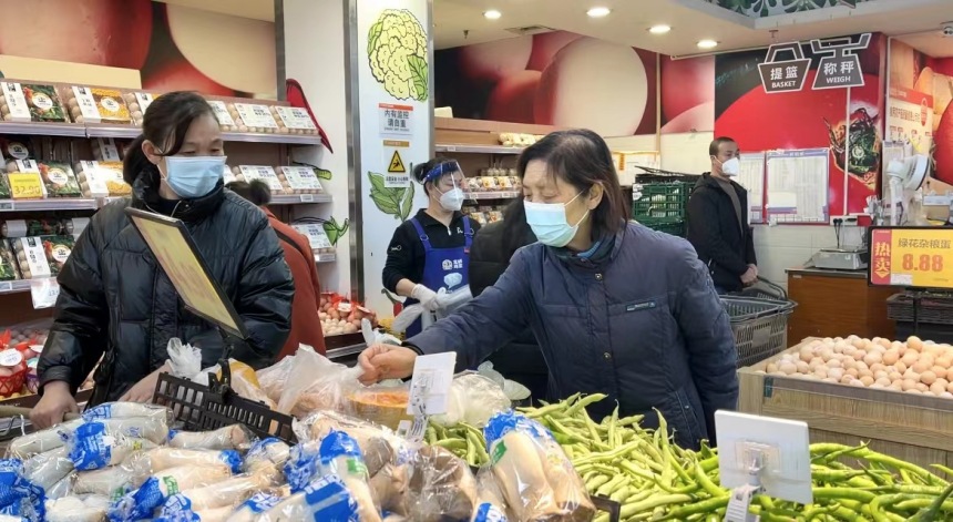 重百新世纪百货北碚一店，市民正在超市内有序购物。向金城摄