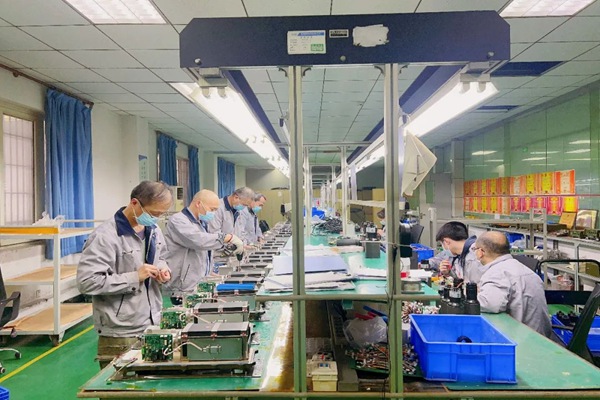 重庆机电集团所属建安公司生产线一片繁忙，有效确保产品生产交付。受访者供图