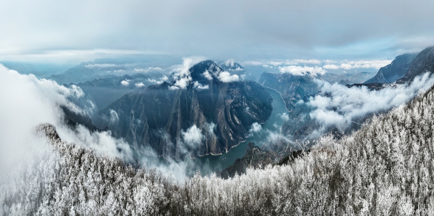 长江三峡巫峡两岸银装素裹。王正坤摄