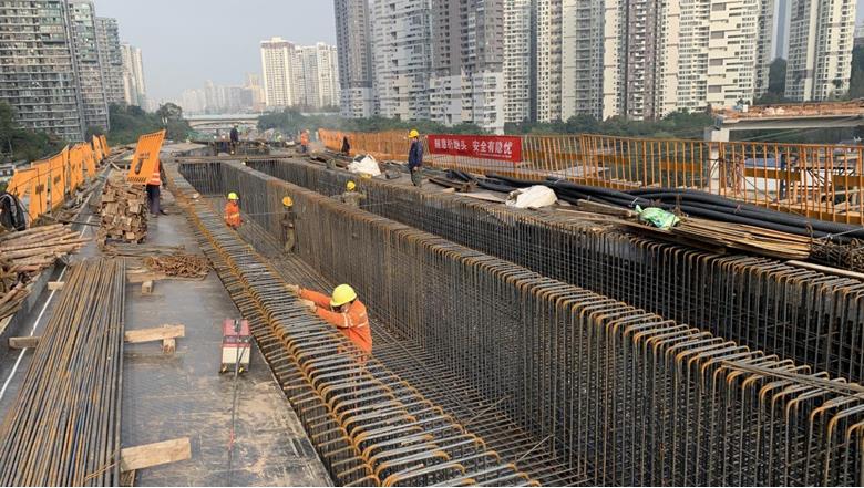 大学城复线隧道工程施工现场，工人们在进行桥梁箱梁模板钢筋施工。重庆城投建设公司 供图