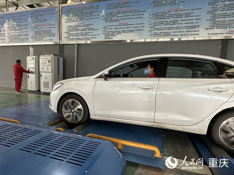 检测站工作人员对新能源汽车进行检测。人民网 刘政宁摄
