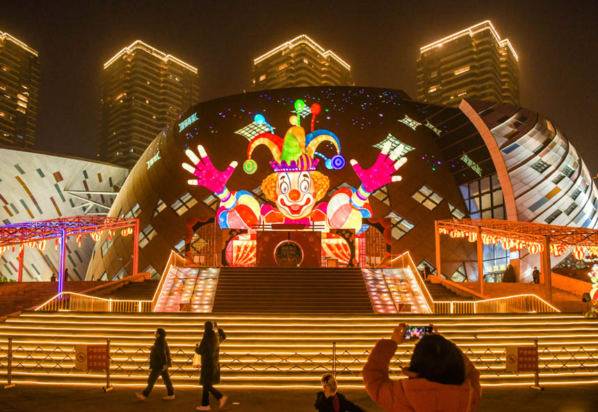 重庆：大型杂技主题灯饰点亮南滨路