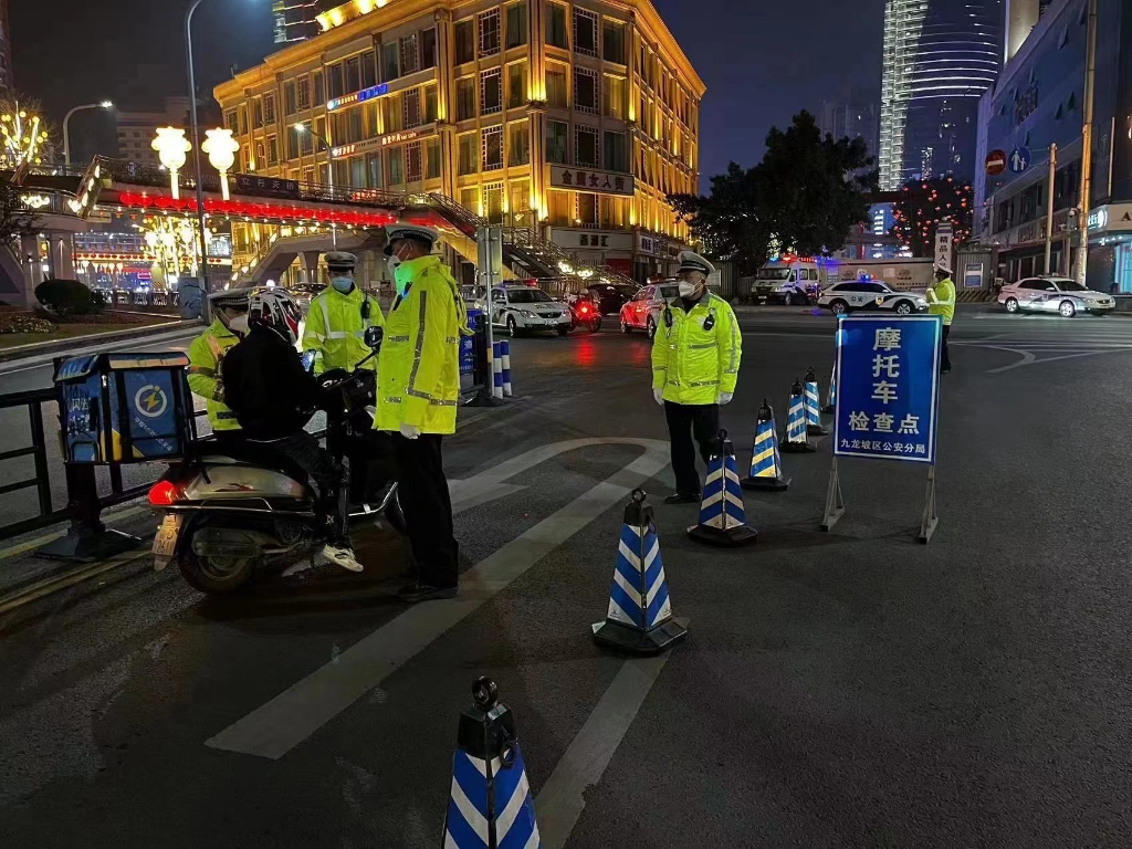 注意了！九龙坡警方最强措施开展违法停车、逆行及摩托车突出违法整治行动