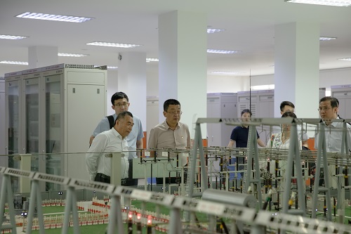 “中国梦·劳动美” 2023年“劳模工匠进校园活动”在我校隆重举办 