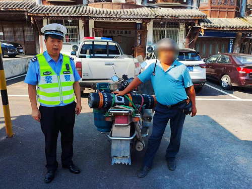 ​重庆铜梁：摩托车运载液化气罐 民警及时排查除隐患