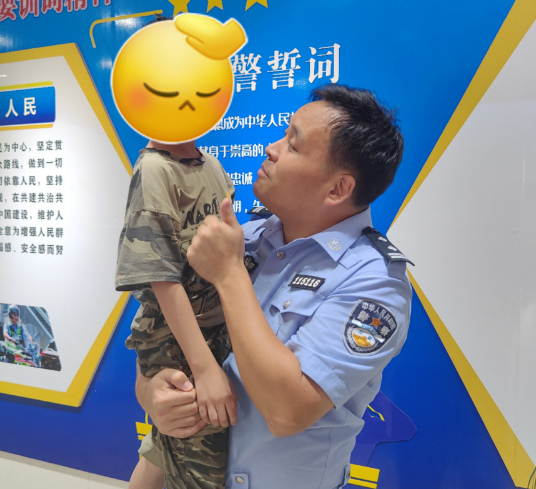 “爸爸说有困难找警察”走失萌娃看见警徽就冲进去，上演教科书式求助