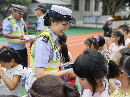 铜梁公安：交通安全进校园 护航平安上学路