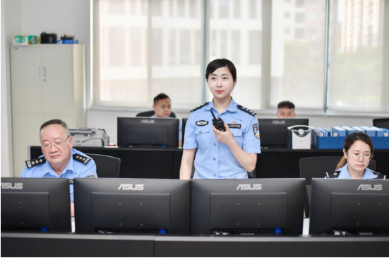 女警李杰：男指挥室里的“女指挥长”