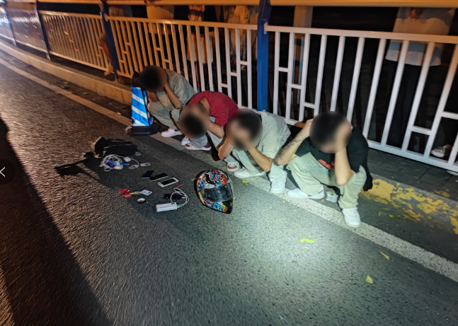 四人骑车闯卡摔一地，掉出大量开锁工具，民警敏锐挖出盗窃案