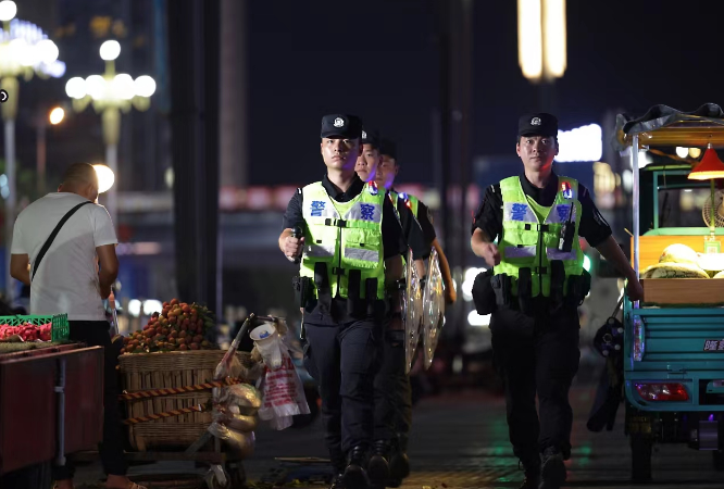 全力护航“开学季” 重庆警方开展夏夜治安巡查宣防第三次集中统一行动