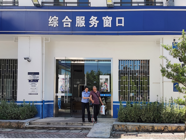 “我是你的眼” 大渡口民警暖心为视障群众办理证件