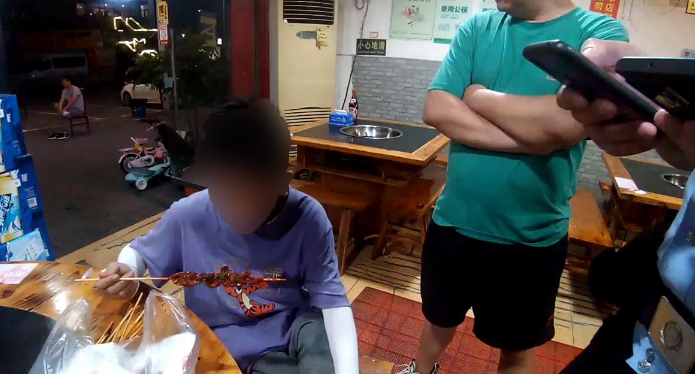 严格落实“五必须”助出走少年回家 民警为这名店主点赞