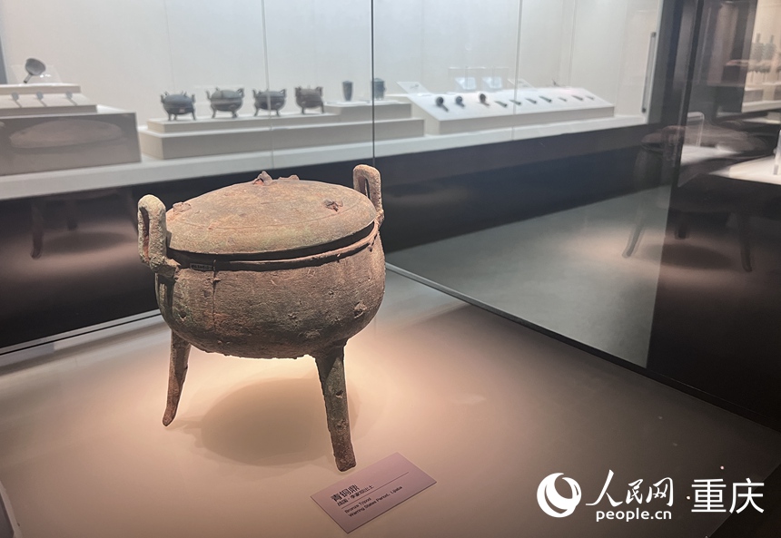 云阳博物馆里展出的战国时期的青铜鼎。人民网记者 胡虹摄