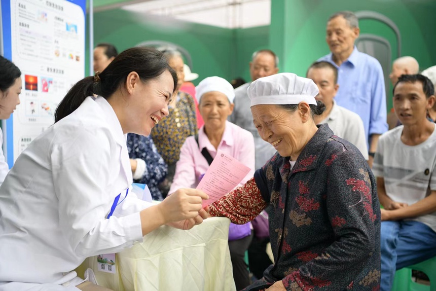 义诊现场。重庆市科技局供图