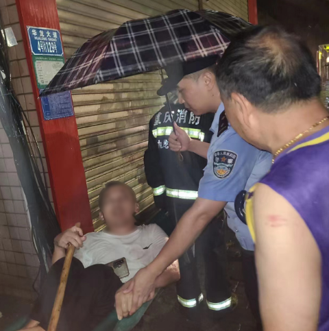 九龙暖警录丨暴雨夜，民警暖心解救转移残疾群众