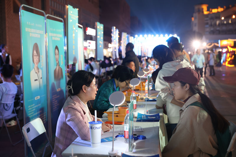 重庆：招聘方夜市“摆摊”，求职者“逛街”择业