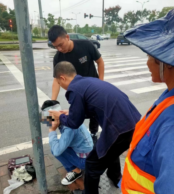 永川:路遇受伤群众，民警暖心救助