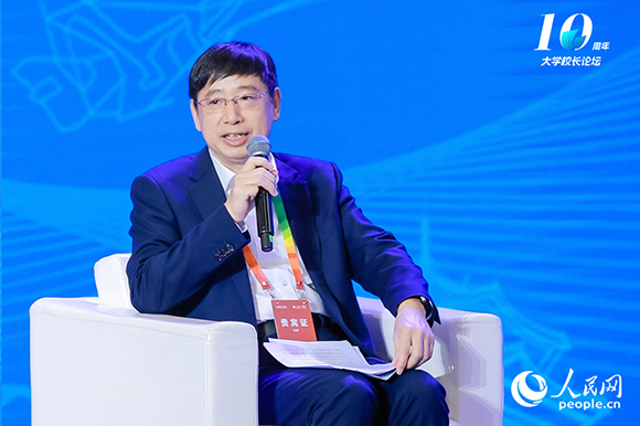 同济大学党委副书记吴广明主持圆桌论坛并发言。