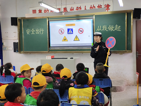 重庆“交通安全宣讲团”用心守护孩子上学路