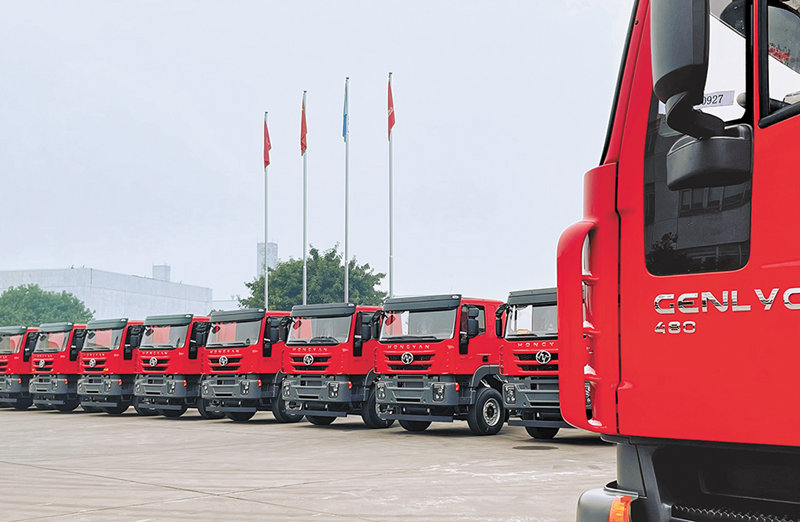 瞬间1  2023年1月12日，500辆上汽红岩消防车启程奔赴中亚。