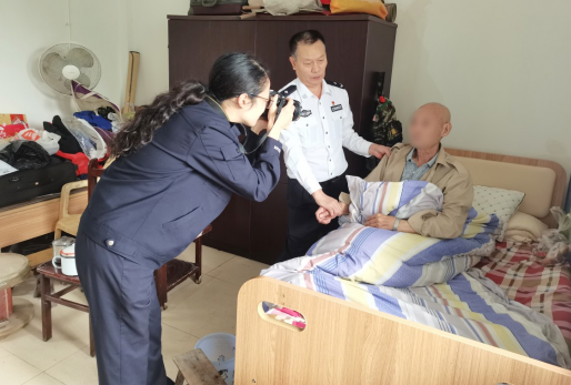情暖敬老院，高新民警上门为老人拍摄“最美证件照”