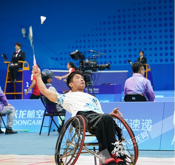 重庆小伙杨通为重庆斩获本届亚残运会首枚奖牌。