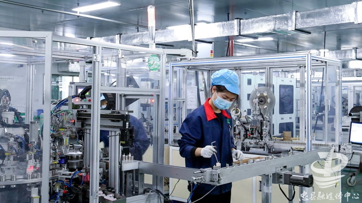 重庆天辉能源科技有限公司车间里，工人们熟练操作着生产设备 来源：忠县融媒体中心