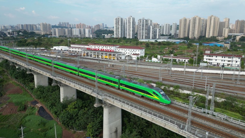 图为飞驰在渝贵铁路上的复兴号动车组。冉杰摄