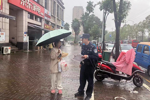 ​重庆铜梁：为民服务全力行动 民警及时找回出走女孩