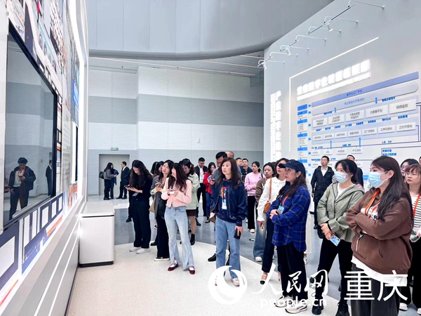 采访团一行走近重庆市产业数字化能力中心。人民网记者 冯文彦摄