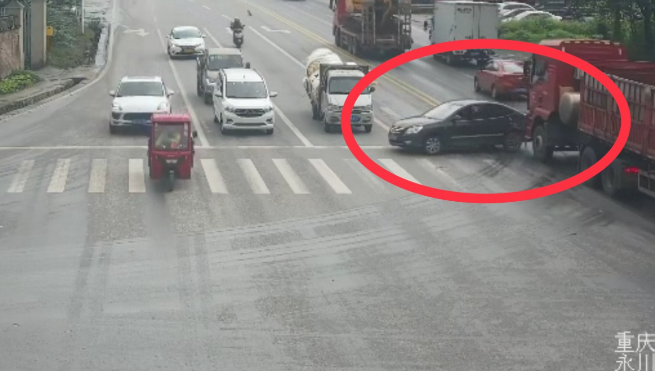 永川：一小车超车变道误入大货车盲区， 被撞还负全责