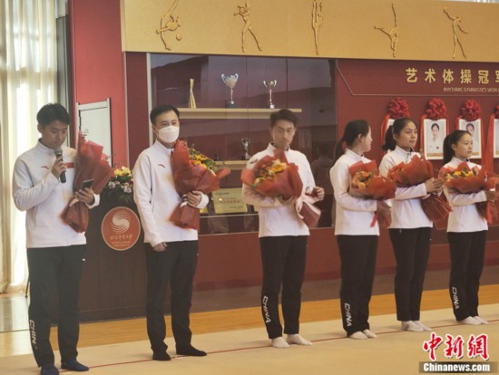 图为运动员和教练员登台发言。刘星晨摄